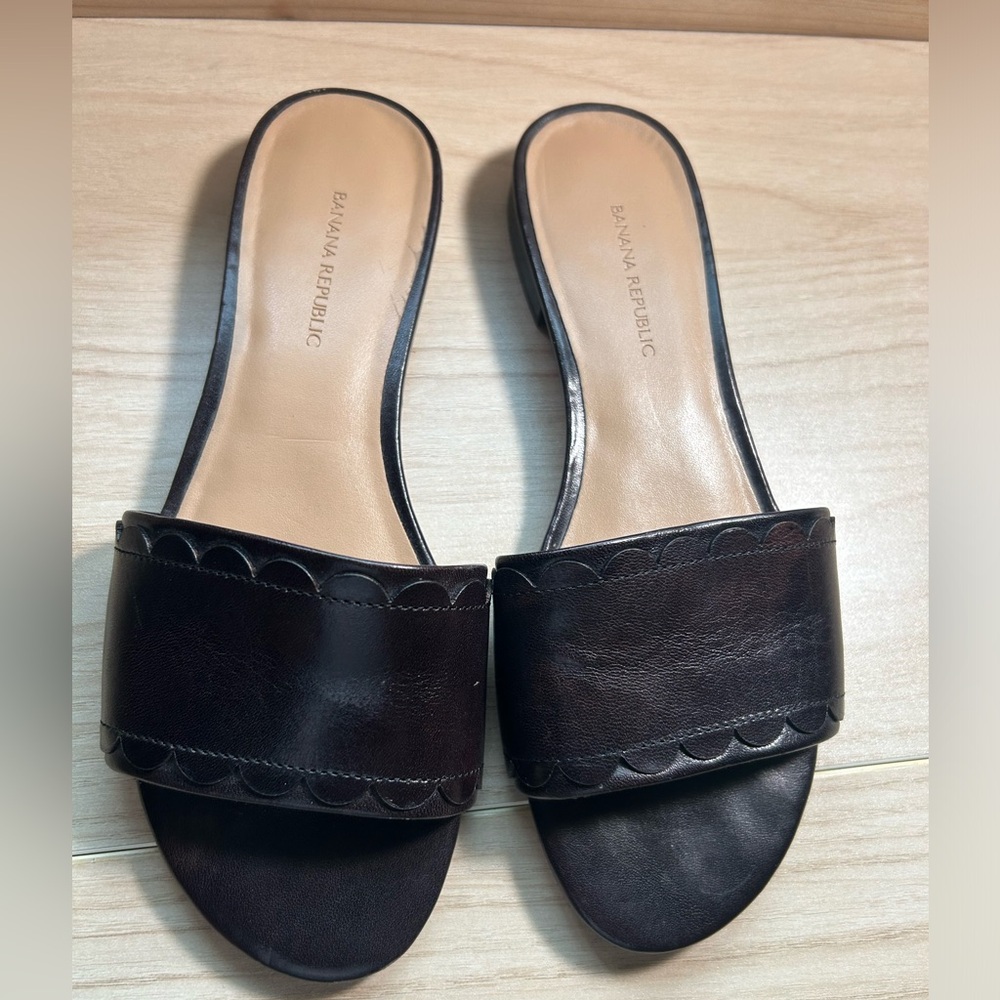 Banana Republic Scalloped Slide